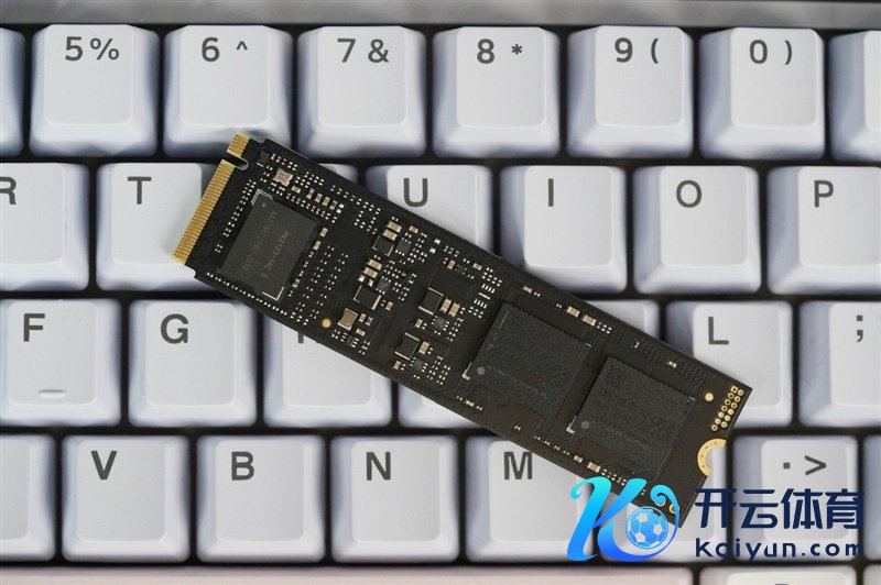 无缓PCIe5.0 SSD性能天花板！长江存储致态TiPlus9100 2TB评测：礼貌读取超12G/s，4K 失色旗舰